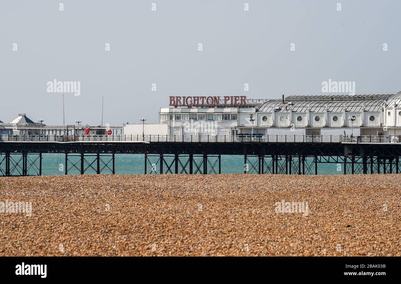 Brighton UK 28 marzo 2020 - la spiaggia e il lungomare di Brighton sono estremamente tranquilli il giorno cinque delle restrizioni di blocco dei governi durante la crisi pandemica Coronavirus COVID-19 rispetto allo scorso fine settimana, quando migliaia di visitatori sono discesi sulla città di mare. Credit: Simon Dack / Alamy Live News Foto Stock