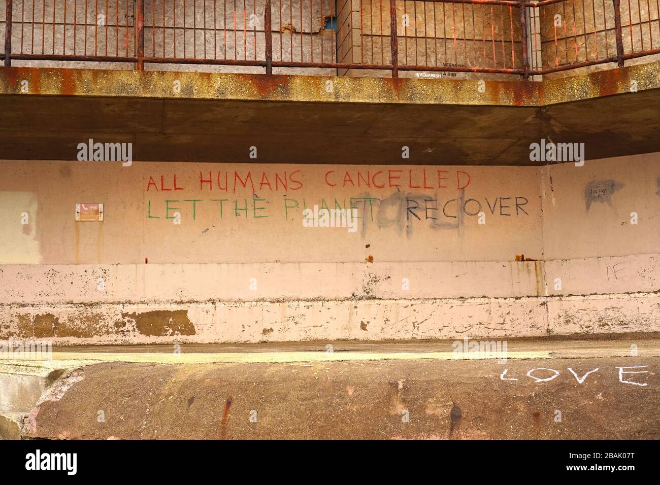 Graffiti sulla parete di cemento che scrive 'tutti gli esseri umani annullati lasciare il pianeta recuperare' Foto Stock
