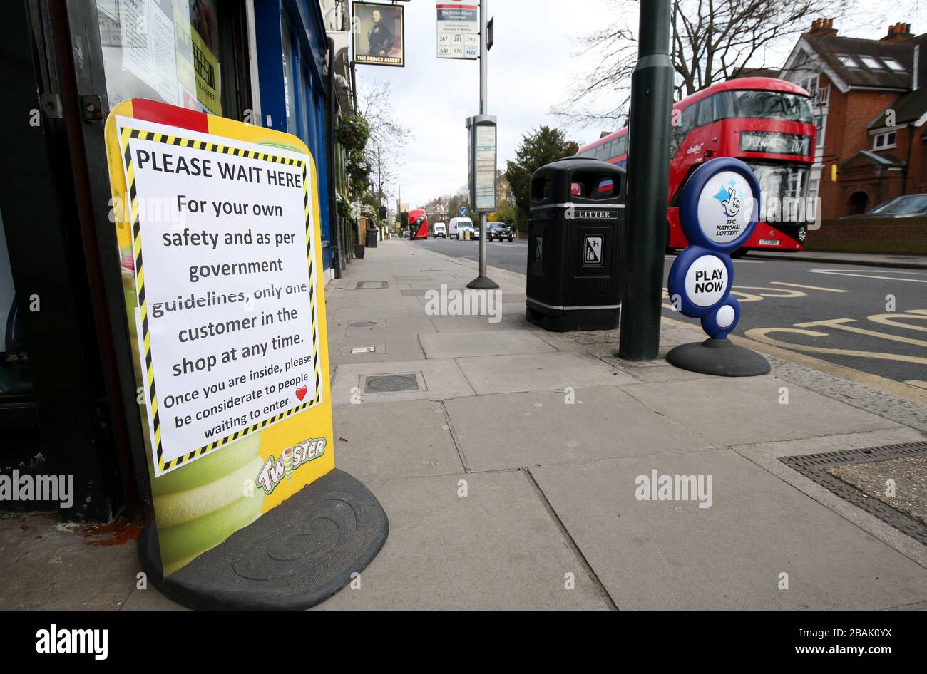 Londra, Regno Unito. 28 marzo 2020. Meet & Deep Newsagents, Twickenham, fornisce un'ancora di salvezza per la comunità. Ora esercitarsi uno in uno fuori & distanza sociale per servire i loro clienti durante la crisi di Coronavirus. Andrew Fosker / Alamy Live News Foto Stock