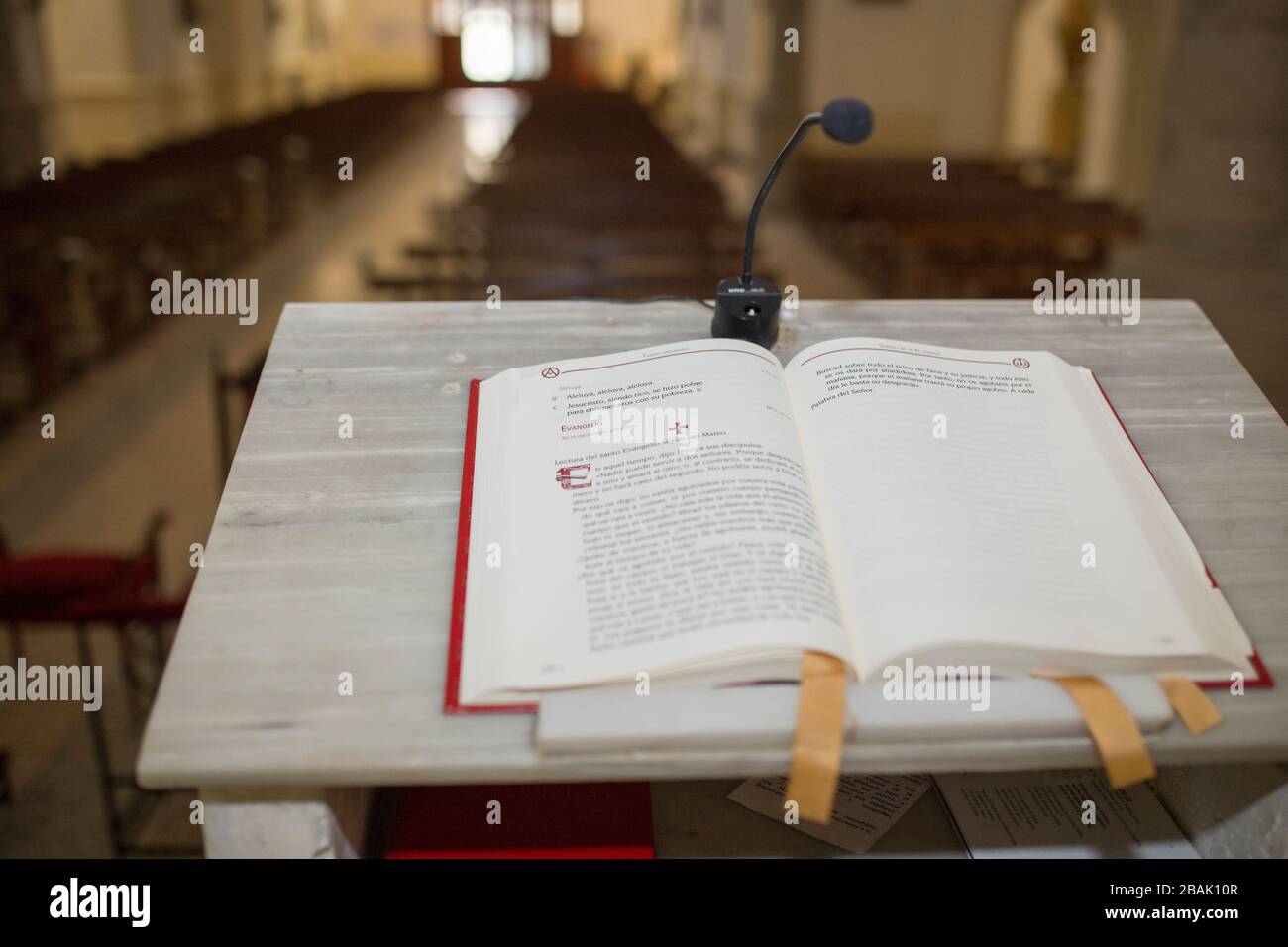 Pulpito con libro aperto sopra. Chiesa vuota Foto Stock