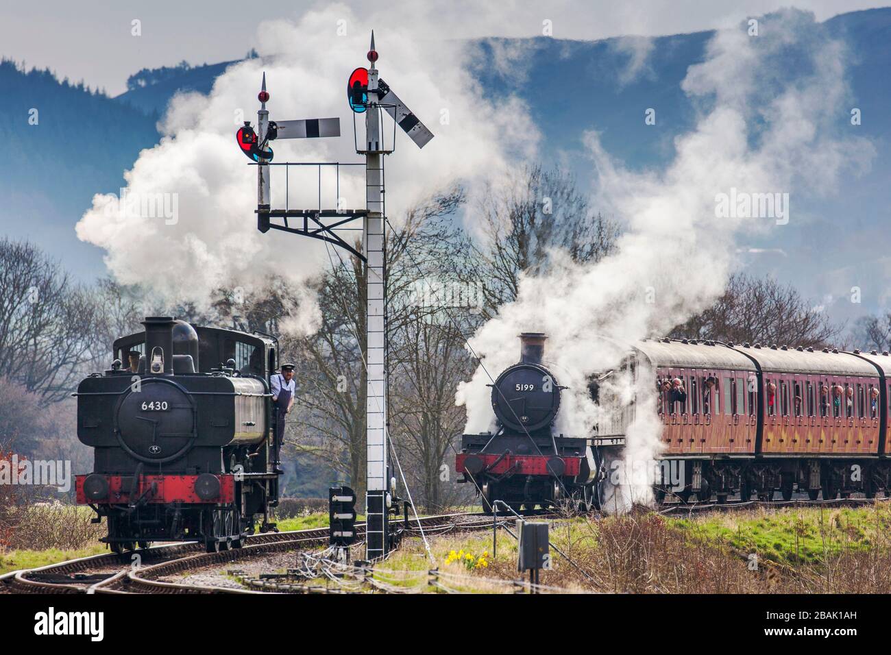 6430 0-6-0 pannier serbatoio con 5199 Prairie Tank 5101 classe Llangollen Ferrovia Galles del Nord Foto Stock