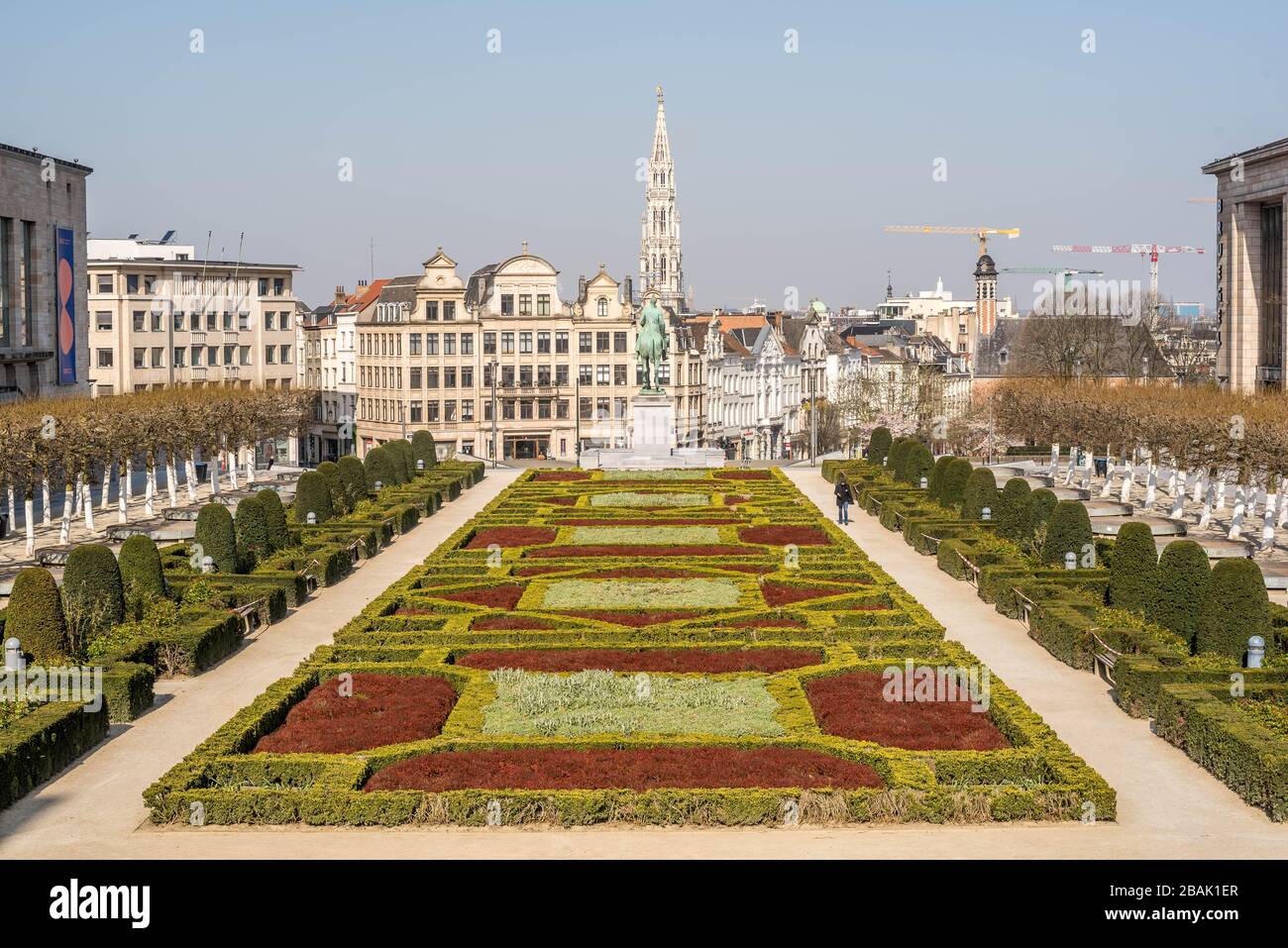 Bruxelles, Belgio. 27 marzo 2020. Immagine illustrativa delle strade vuote di Bruxelles dopo la conferenza a seguito di una riunione del Consiglio di sicurezza nazionale sul coronavirus a Bruxelles.i residenti belgi devono rimanere a casa, le misure corona sono state prorogate fino all'aprile 19 in Belgio, nelle Fiandre, a Bruxelles e in Vallonia.tutti gli altri movimenti non essenziali sono vietati, le riunioni sono vietate, i negozi non essenziali sono chiusi. (Foto di Jonathan Rao/Pacific Press/Sipa USA) Credit: Sipa USA/Alamy Live News Foto Stock