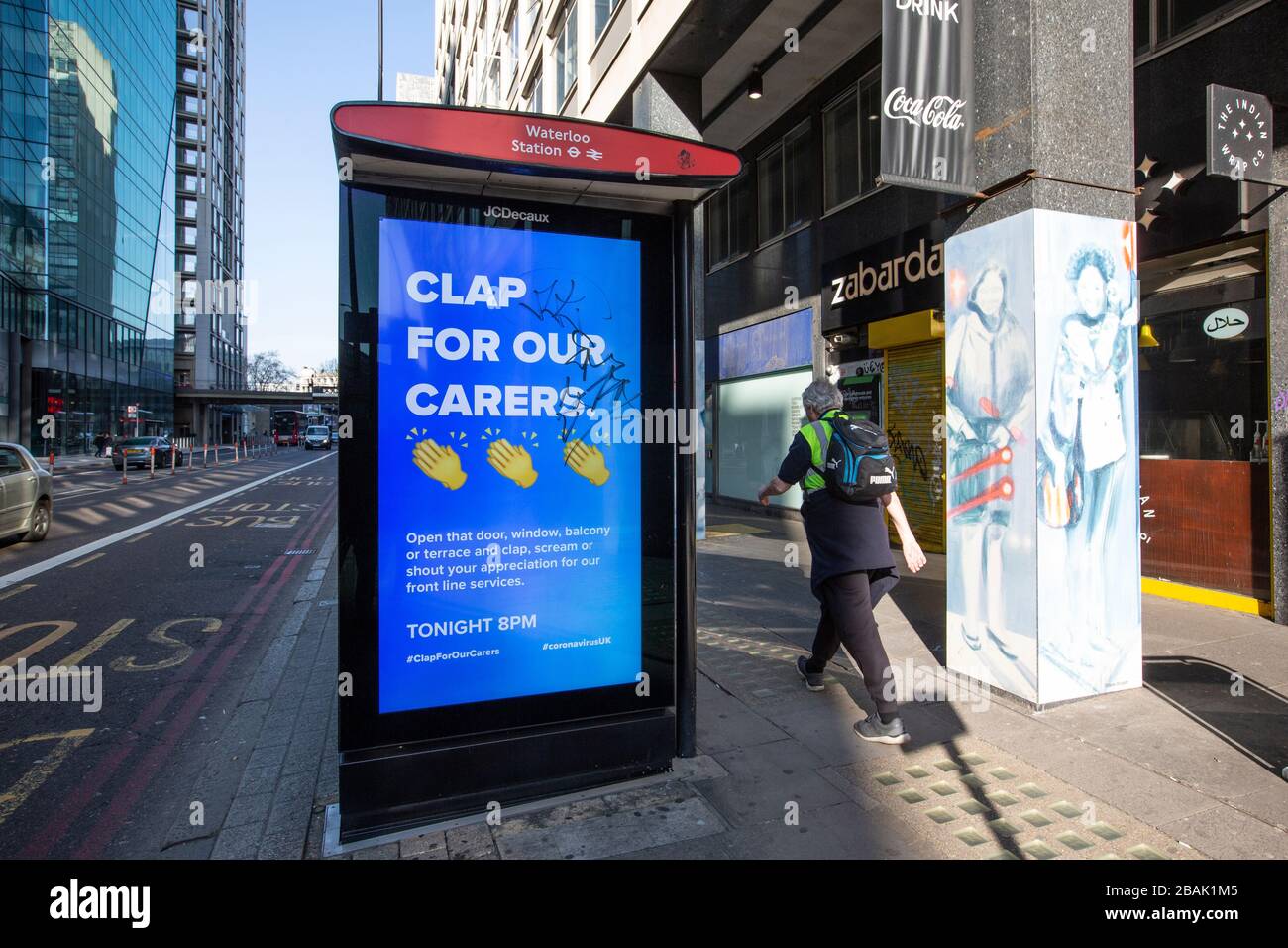 Clap per i nostri Carers pubblicizzato presso una fermata dell'autobus nel centro di Londra per incoraggiare la gente a mostrare gratitudine ai lavoratori NHS sulla linea frontale del coronavirus Foto Stock