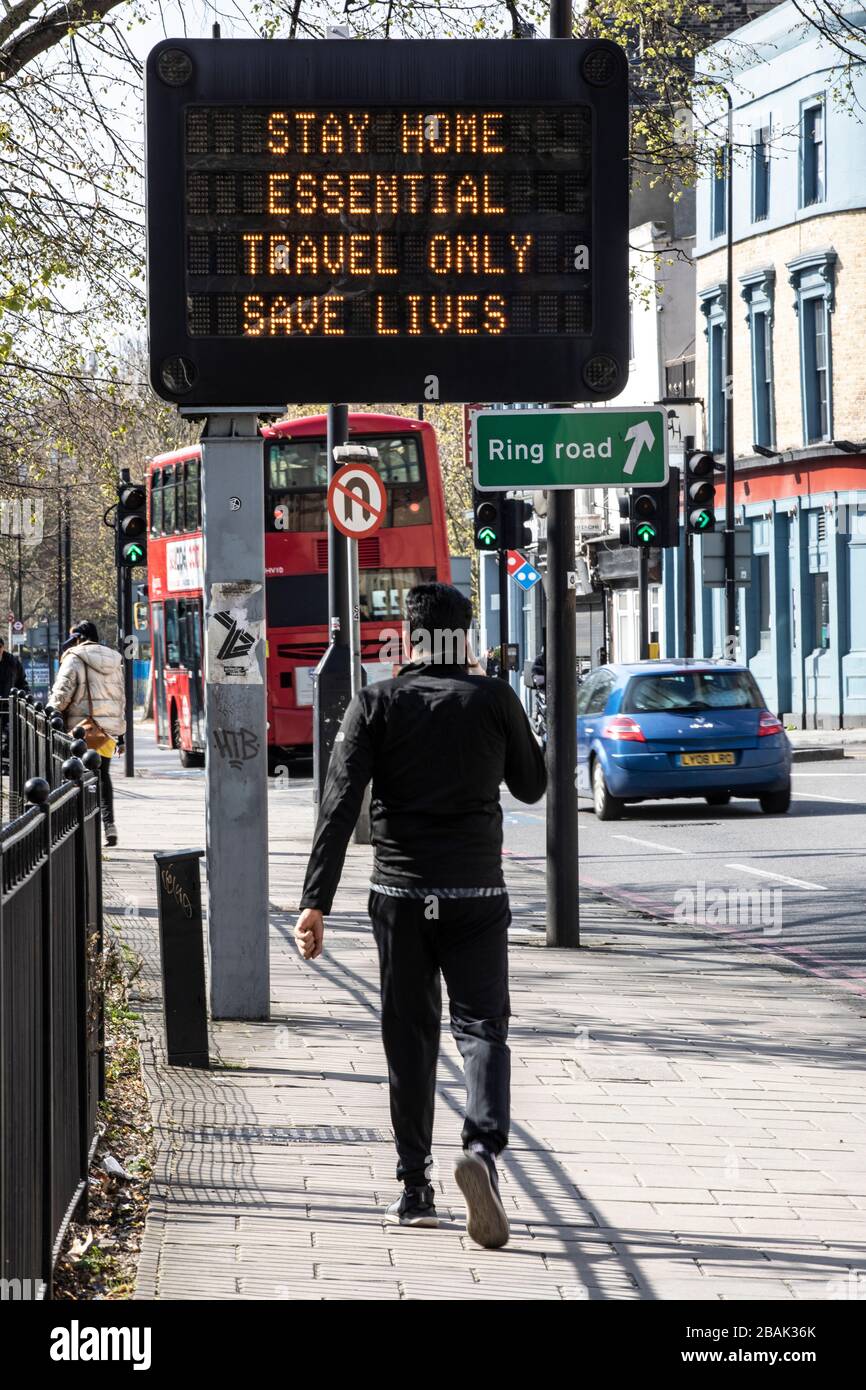 'Stay at Home' firma consultiva attraverso la capitale di Londra per cercare di 'delay phase' il Coronavirus mantenendo le persone a casa, Londra, Regno Unito Foto Stock