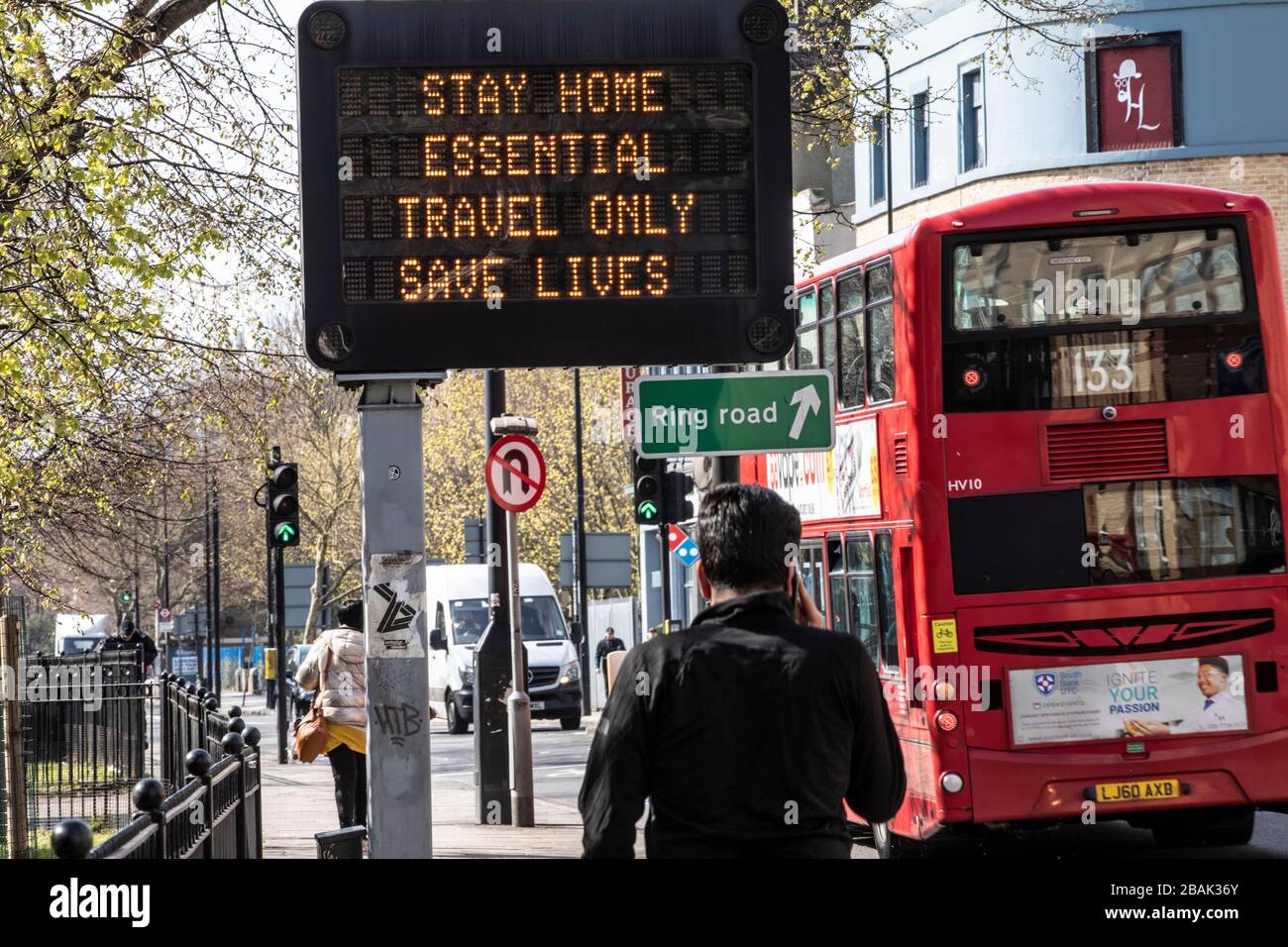 'Stay at Home' firma consultiva attraverso la capitale di Londra per cercare di 'delay phase' il Coronavirus mantenendo le persone a casa, Londra, Regno Unito Foto Stock