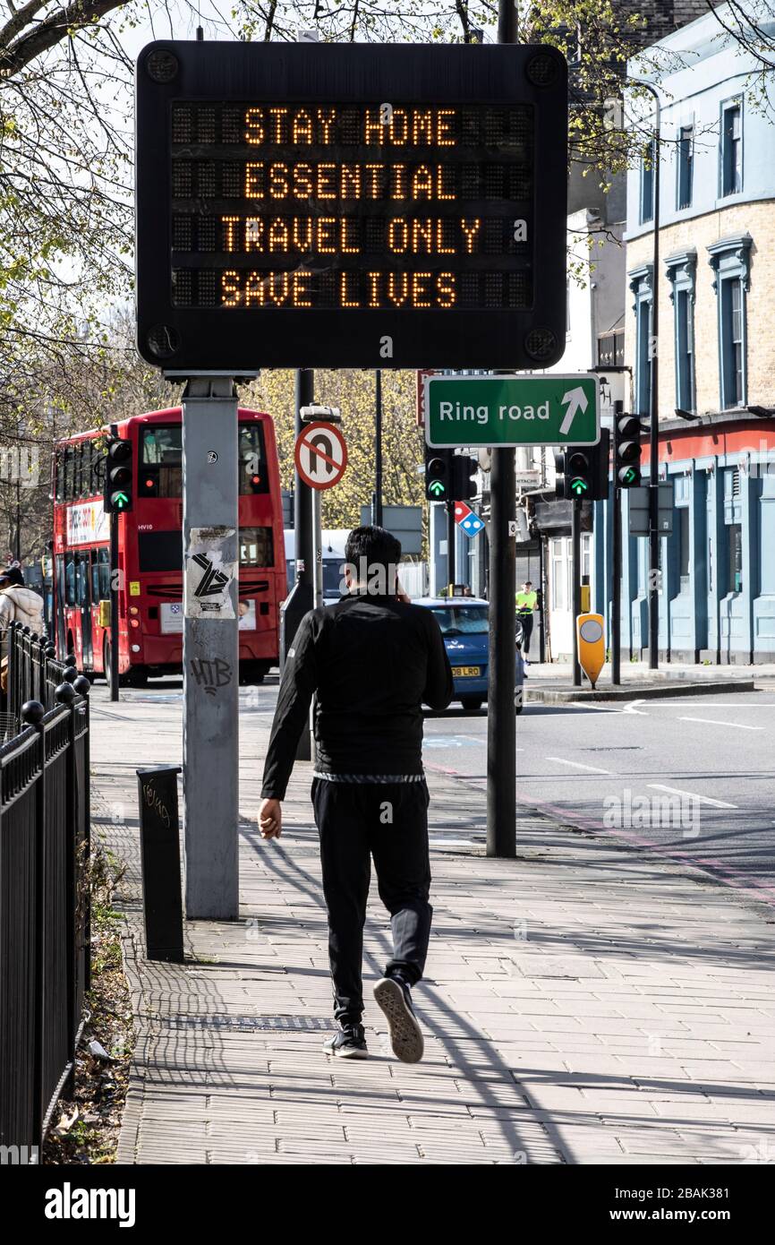 'Stay at Home' firma consultiva attraverso la capitale di Londra per cercare di 'delay phase' il Coronavirus mantenendo le persone a casa, Londra, Regno Unito Foto Stock