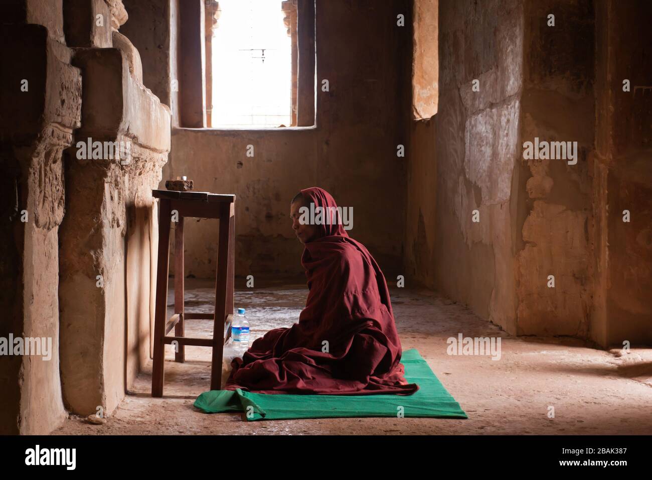 Vecchio Bagan, Myanmar - 23 dicembre 2011: Un monaco buddista meditando nel tempio Foto Stock