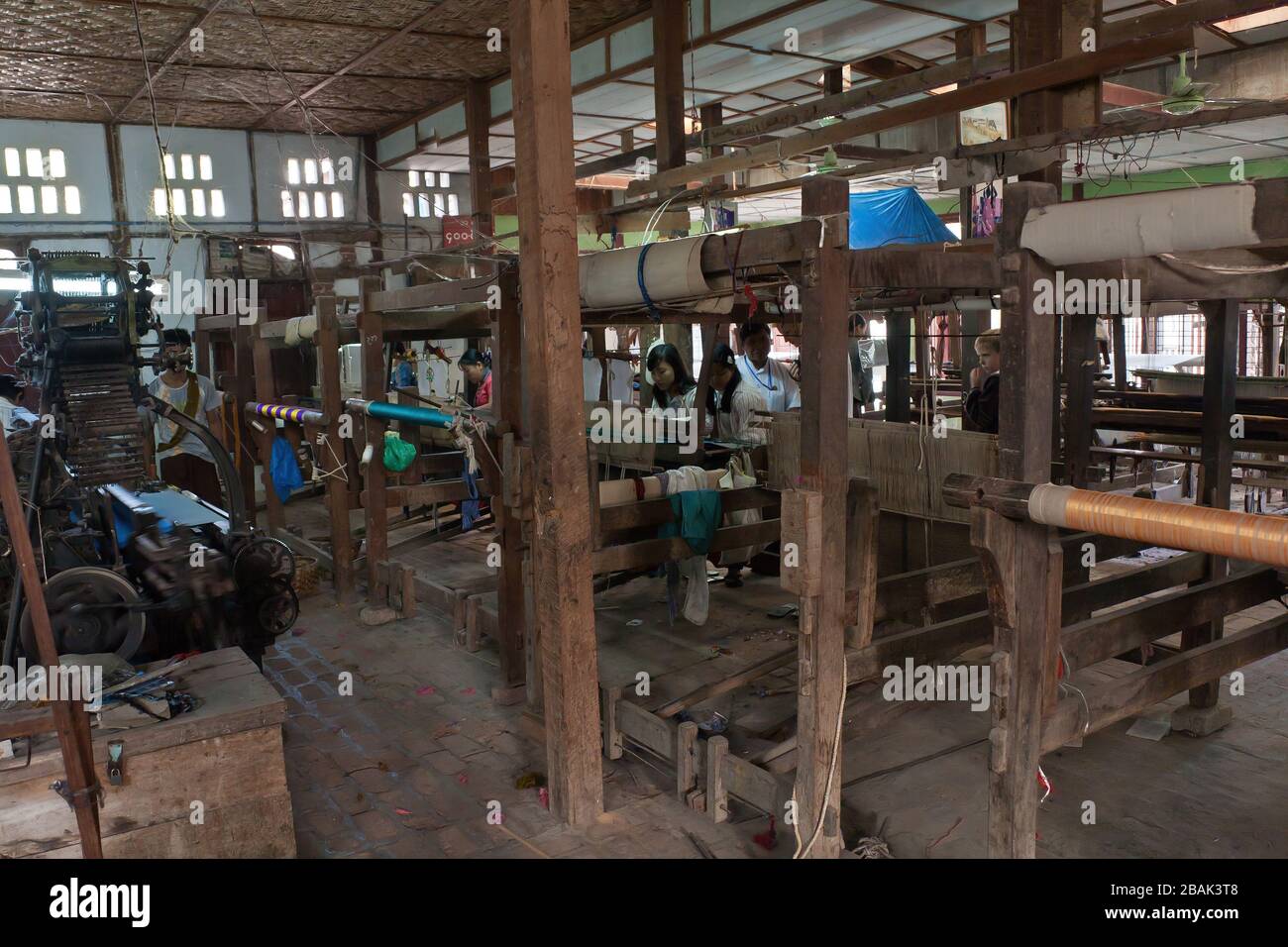 Mandalay, Myanmar - 25 dicembre 2011: Un laboratorio con telai nella fabbrica tessile Foto Stock