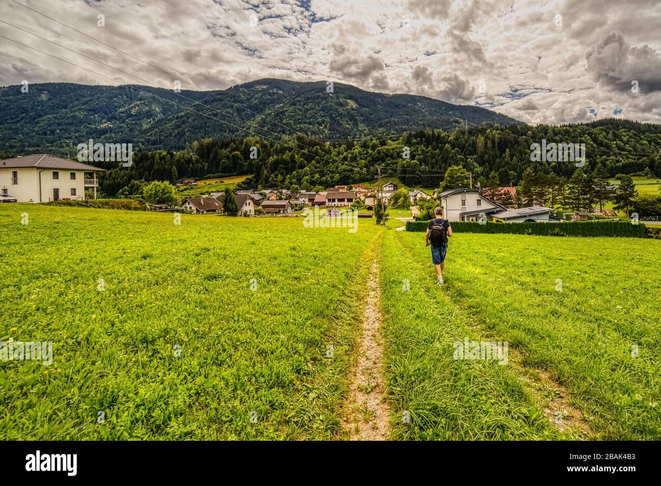 trekker camminando sulla strada sterrata in Austra Foto Stock