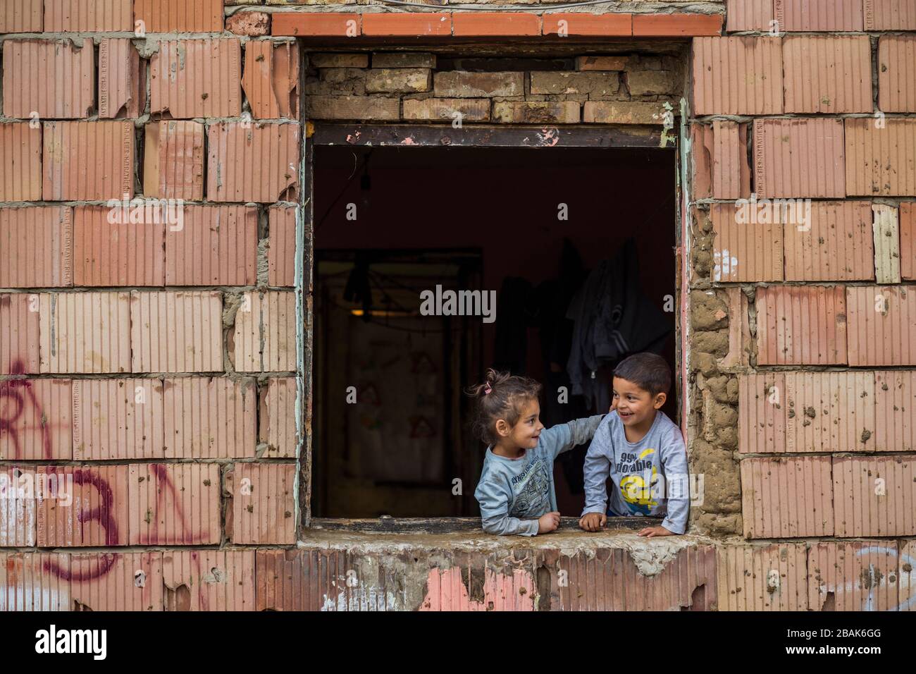 Bambini piccoli in una povera segregazione zingara (rom) nell'Ungheria rurale Foto Stock