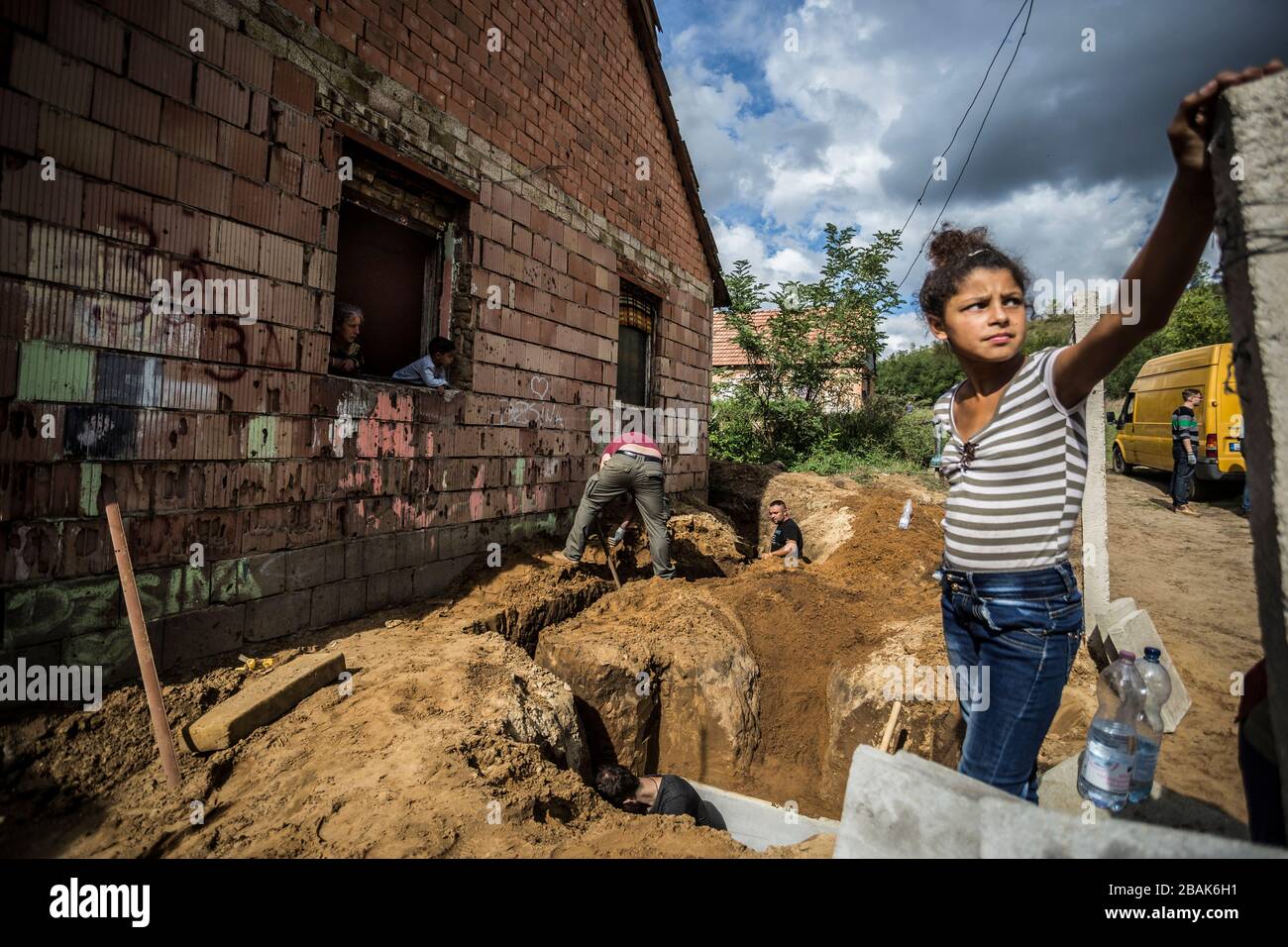 Giornata di ristrutturazione di Prezi - aiutare una povera comunità rom nella rurale Ungheria Foto Stock