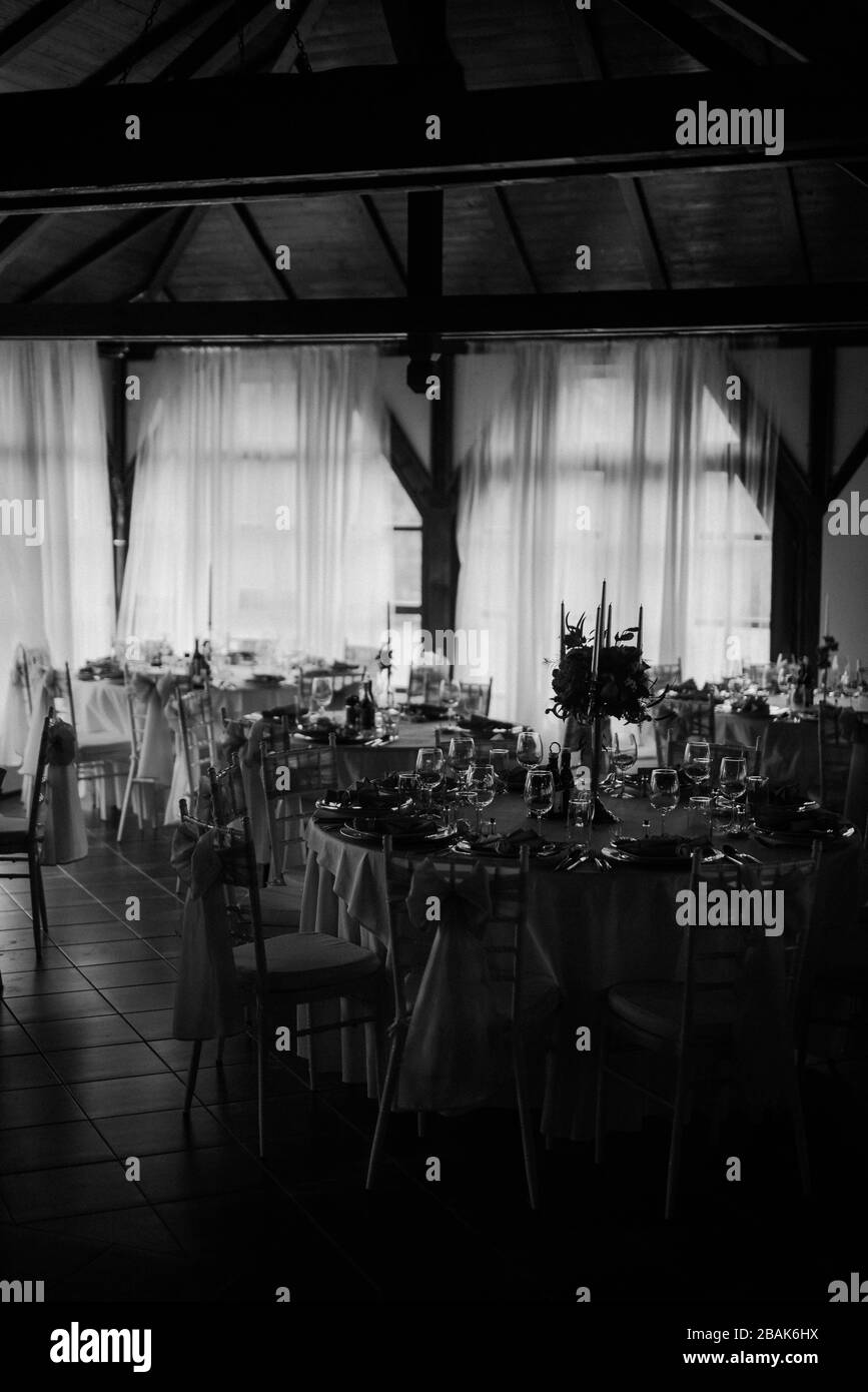 Un tavolo decorato appositamente per un giorno speciale Foto Stock