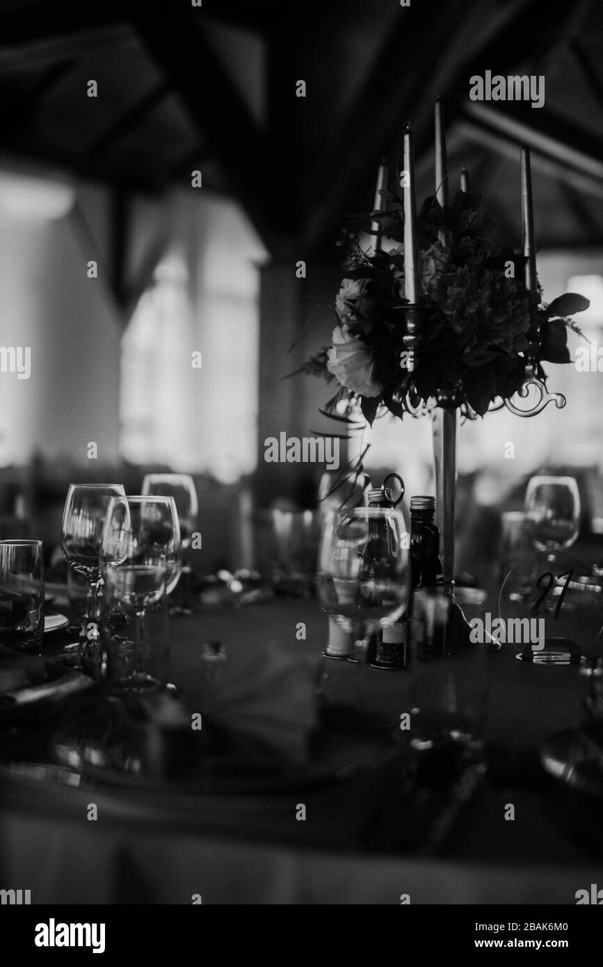 Un tavolo decorato appositamente per un giorno speciale Foto Stock