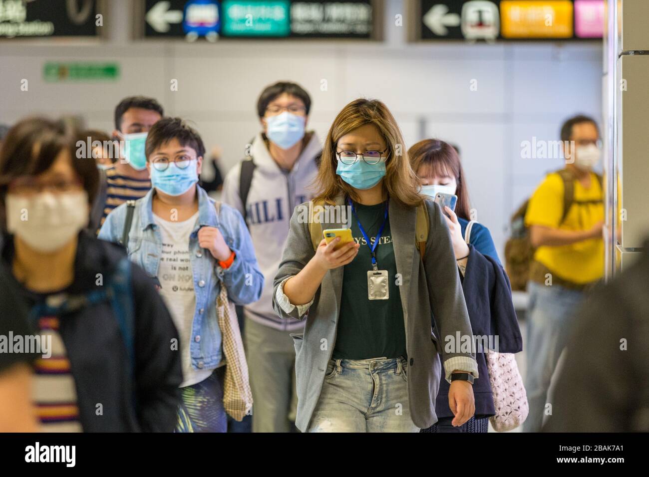 Persone che indossano maschere durante il virus Corona. Foto Stock