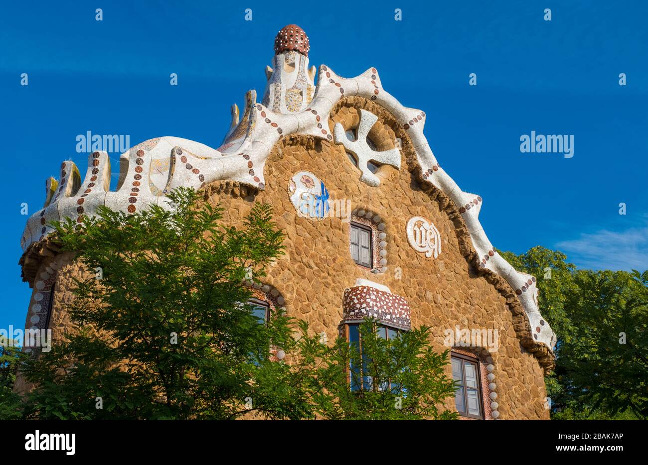Progettato dall'architetto catalano Antoni Gaudí , Parco Güell di Barcelon. Foto Stock