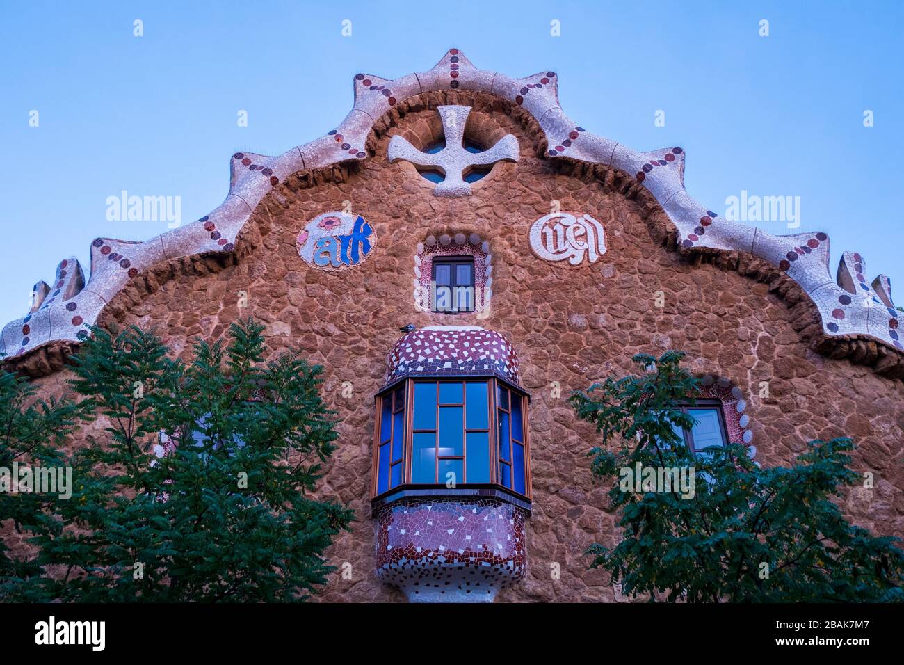 Il Parco Güell di Barcellona all'alba. Foto Stock