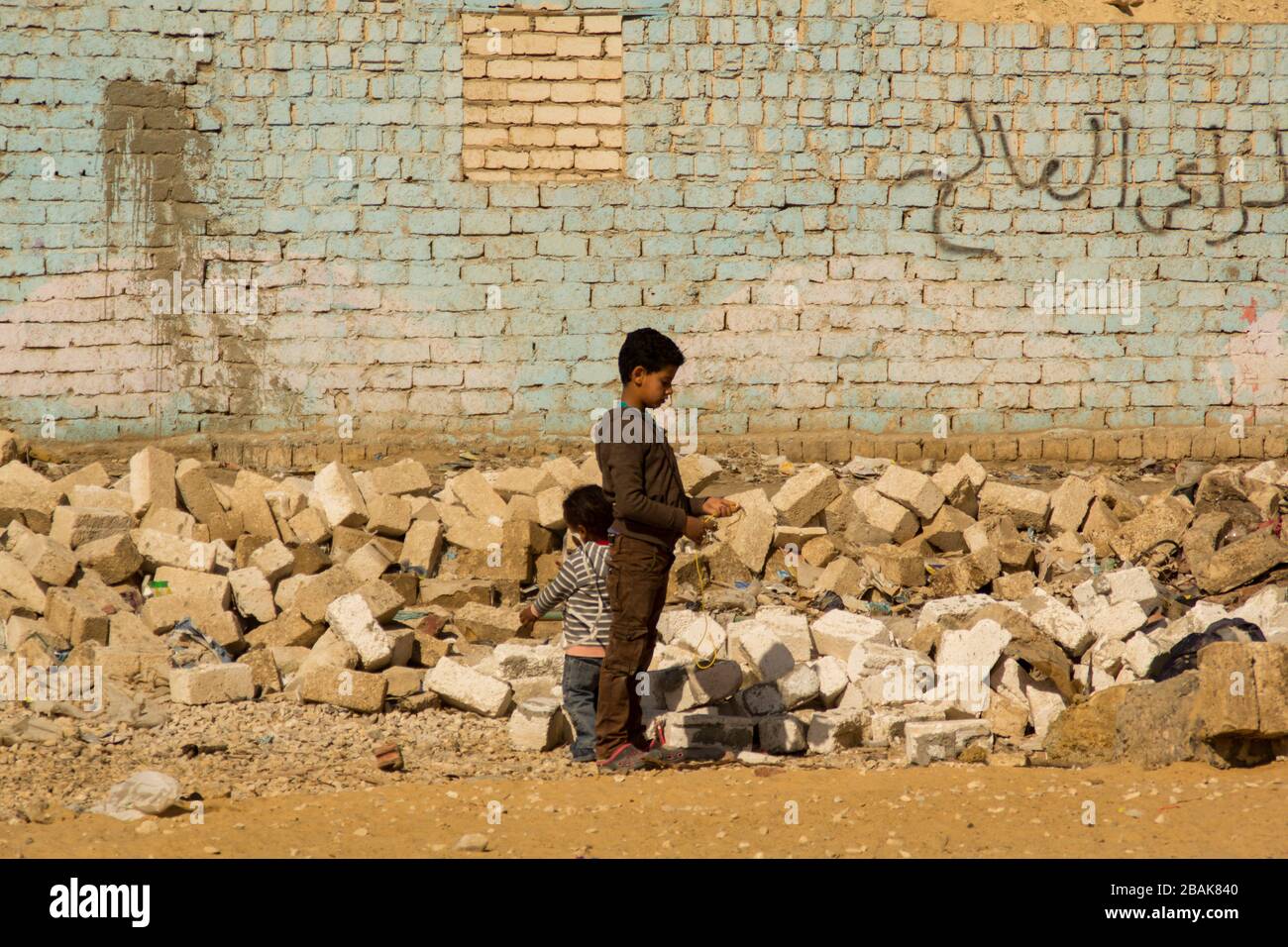 Giocare i bambini nel Cestino del Cairo città Foto Stock