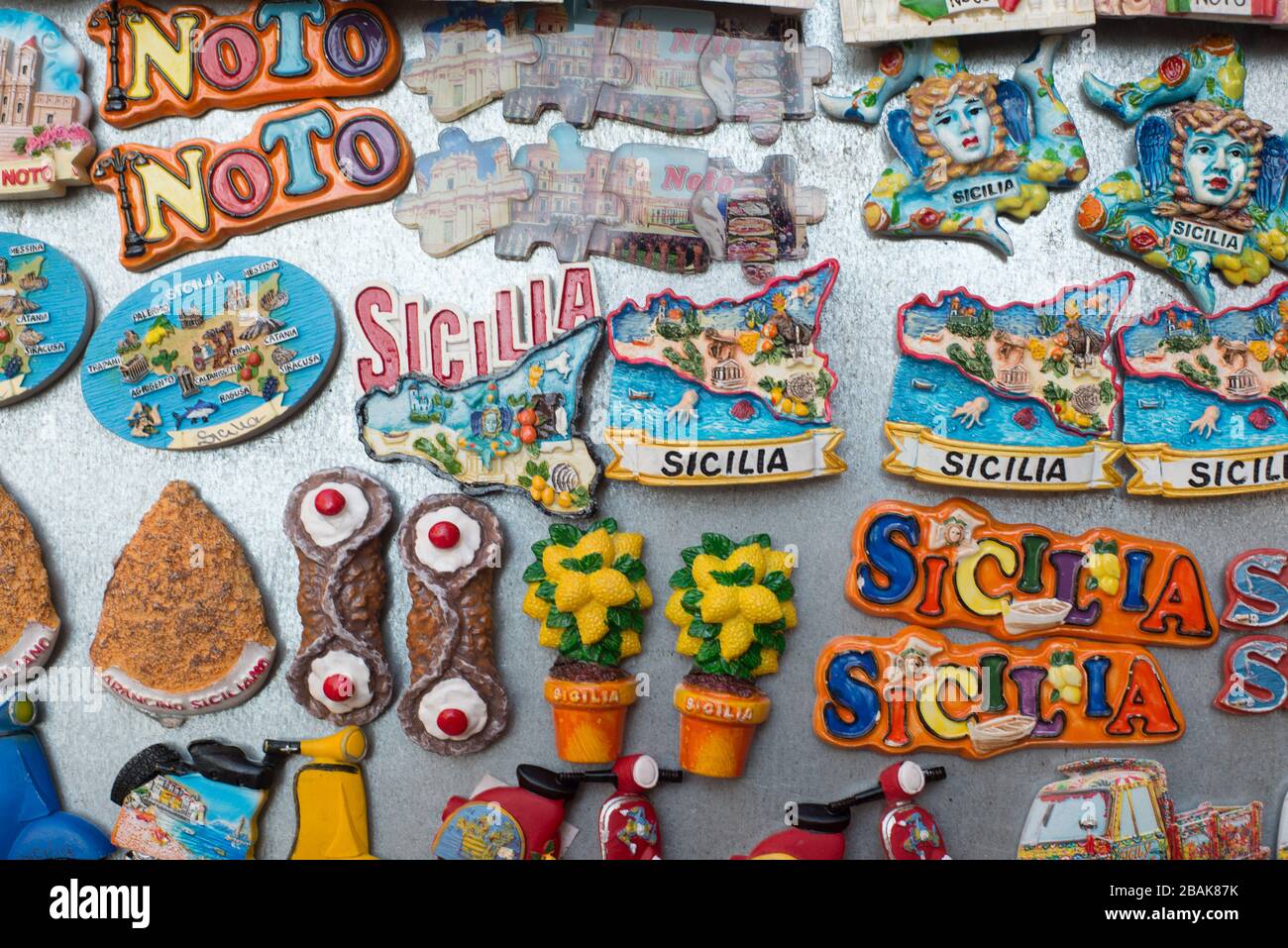 Souvenir vari in rappresentanza di vari prodotti tipici della Sicilia in diverse viste Foto Stock