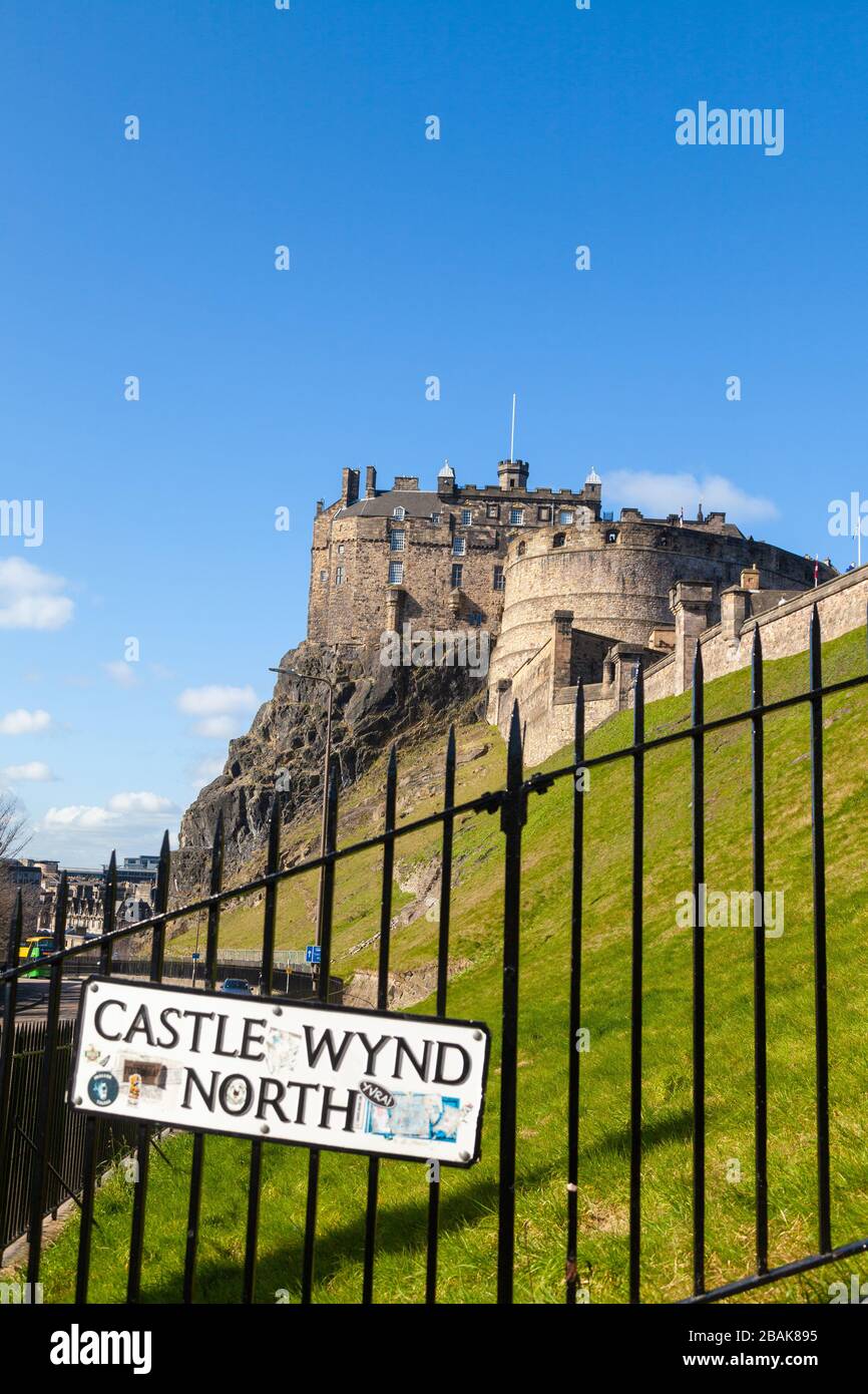 Castello di Edimburgo dal Castello Wynd North Steps durante il Coronavirus Pandemic Lockdown Foto Stock