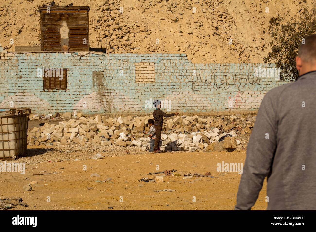 Uomini e bambini nella città del Cestino del Cairo Foto Stock