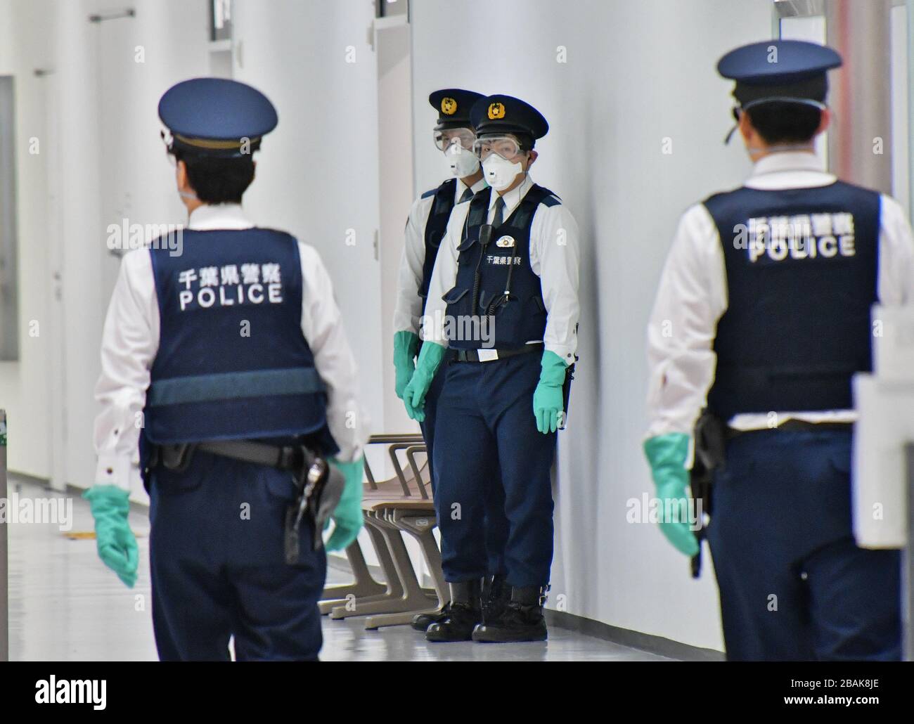 Narita, Giappone. 28 Marzo 2020. Ufficiale di polizia della prefettura di Chiba guardia vicino alla stazione di quarantena all'Aeroporto Internazionale di Narita nella prefettura di Chiba, Giappone Sabato, 28 marzo 2020. La forza di autodifesa del Giappone è spedita per l'anti coronavirus all'aeroporto internazionale di Narita da oggi. Foto di Keizo Mori/UPI Credit: UPI/Alamy Live News Foto Stock