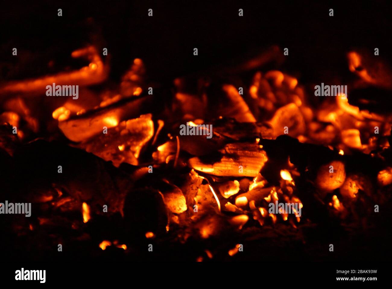 Braci nel barbecue, con un colore arancione brillante Foto Stock