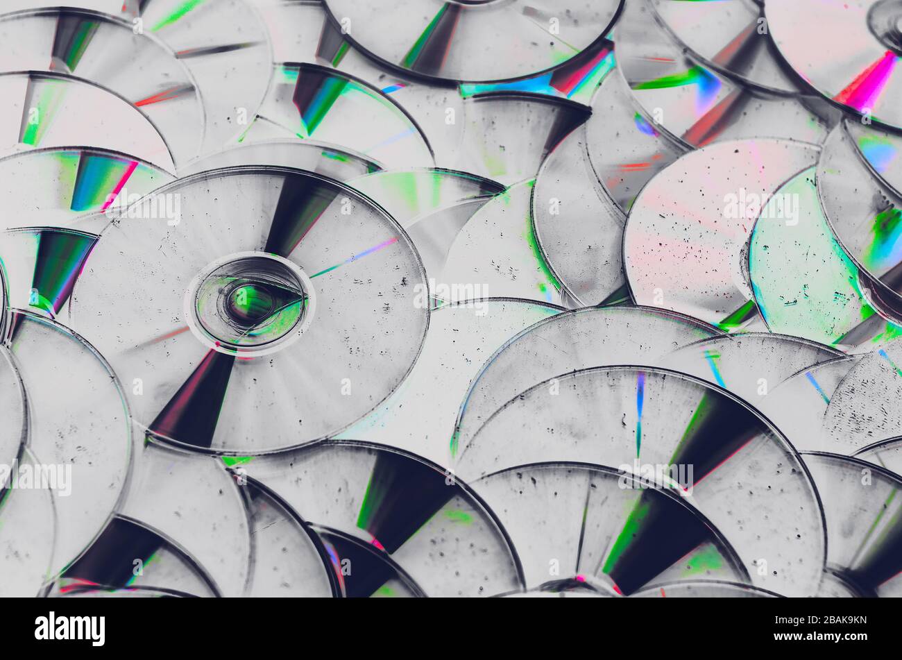 Gruppo di supporti di memorizzazione per dischi ottici CD DVD compatti con polvere e graffi. Elaborazione grunge astratta Foto Stock