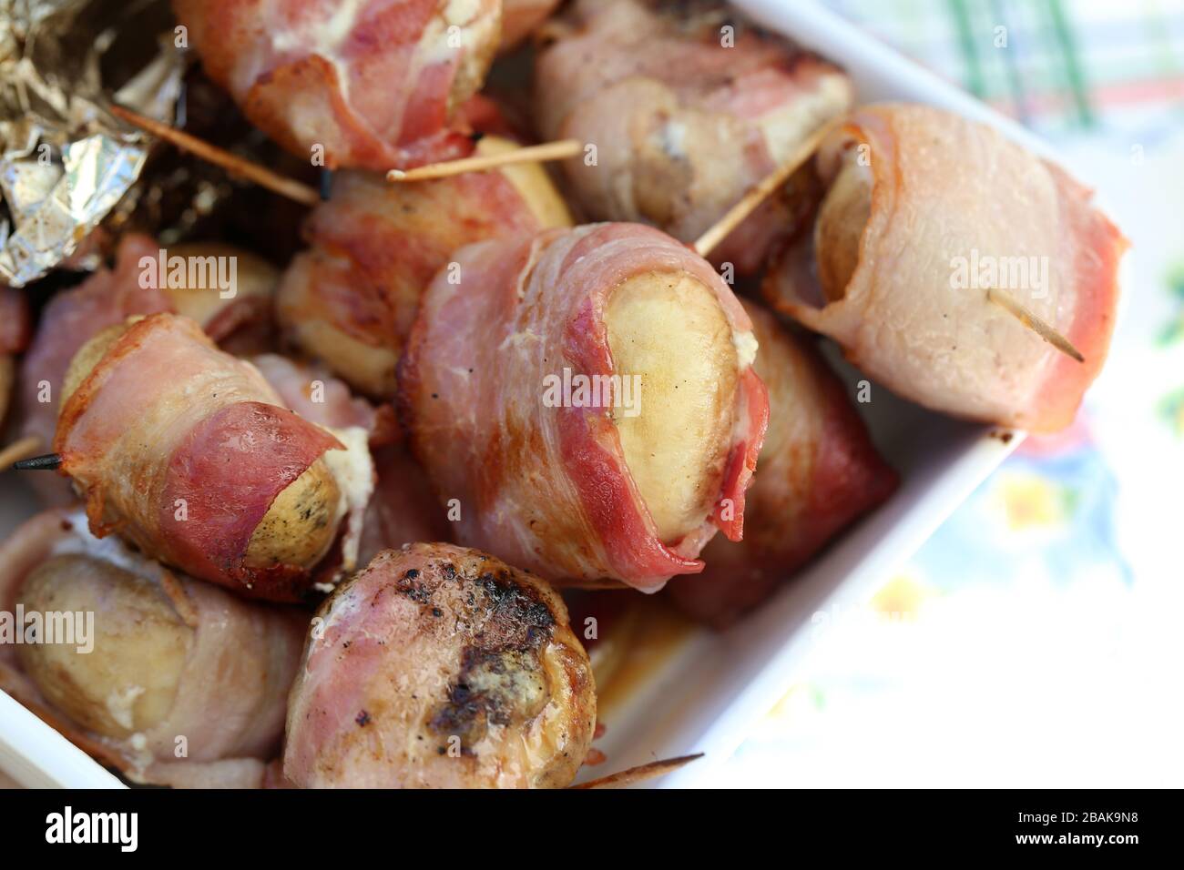 Tradizionale finlandese cucina cottage estate ogni finlandese ama godere durante il fest di metà estate e estate in generale. Delizioso funghi alla griglia fatti in casa Foto Stock