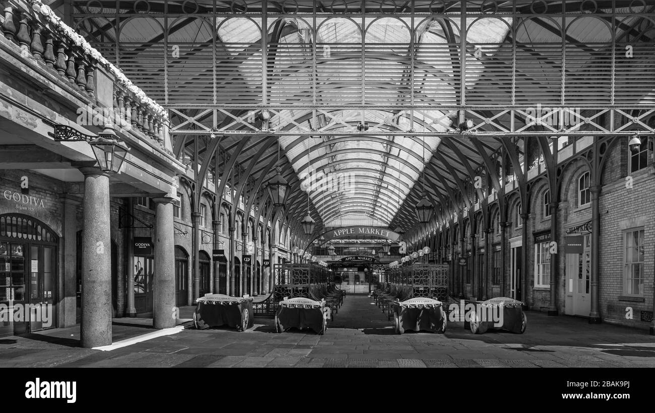 Carrelli e carrozze in un deserto Covent Garden durante il blocco a Londra dopo la pandemia di coronavirus. Bianco e nero. Foto Stock