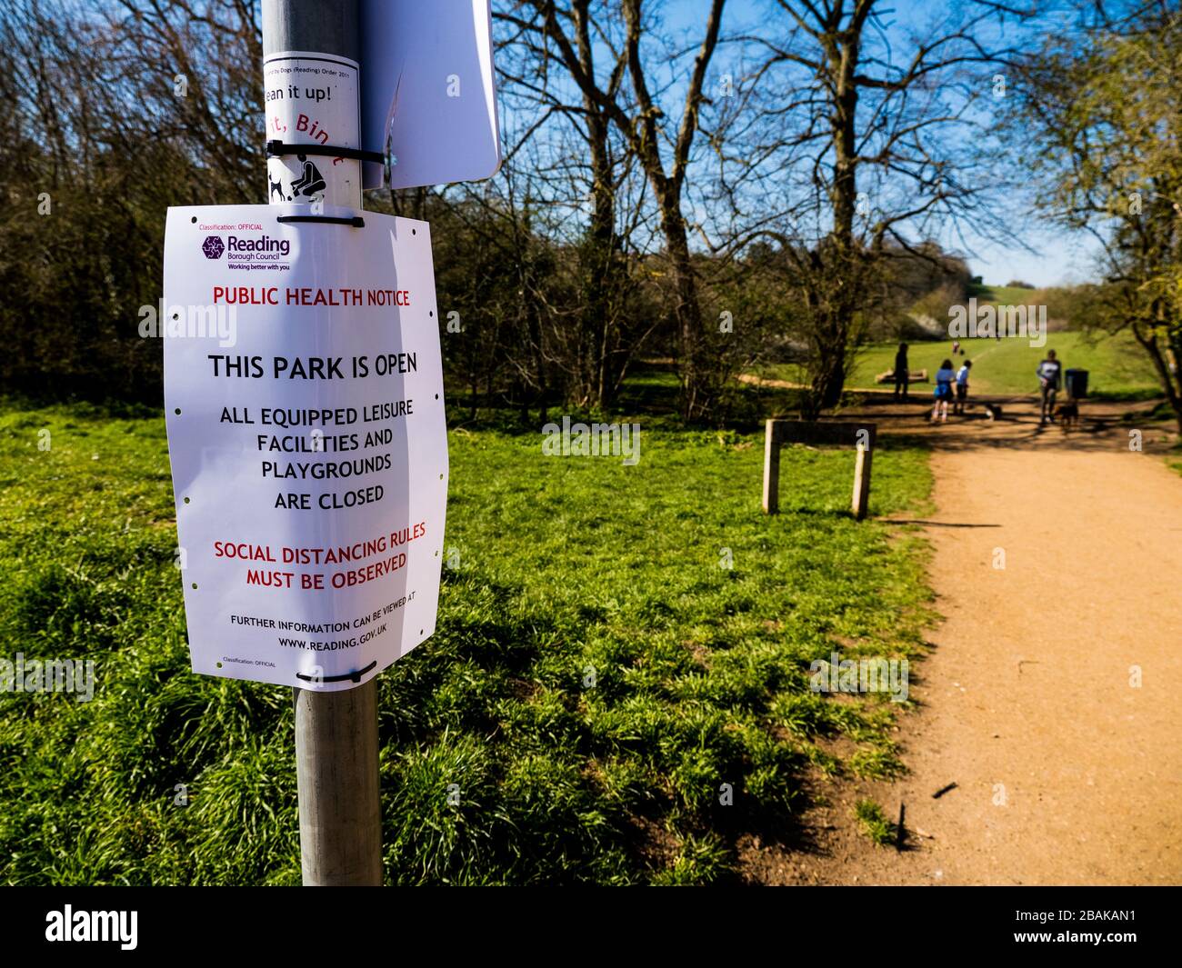 Public Health Notice, The Park s Open, Social Distancing, Bugs Bottom Park, Caversham, Reading, Berkshire, Inghilterra, Regno Unito, GB. Foto Stock