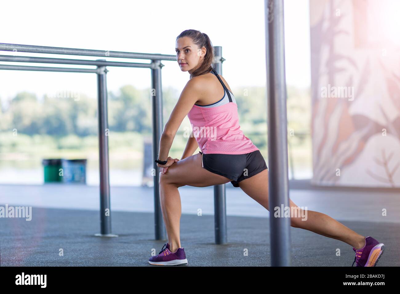 Giovane donna che fa esercizio di fitness nell'area urbana Foto Stock