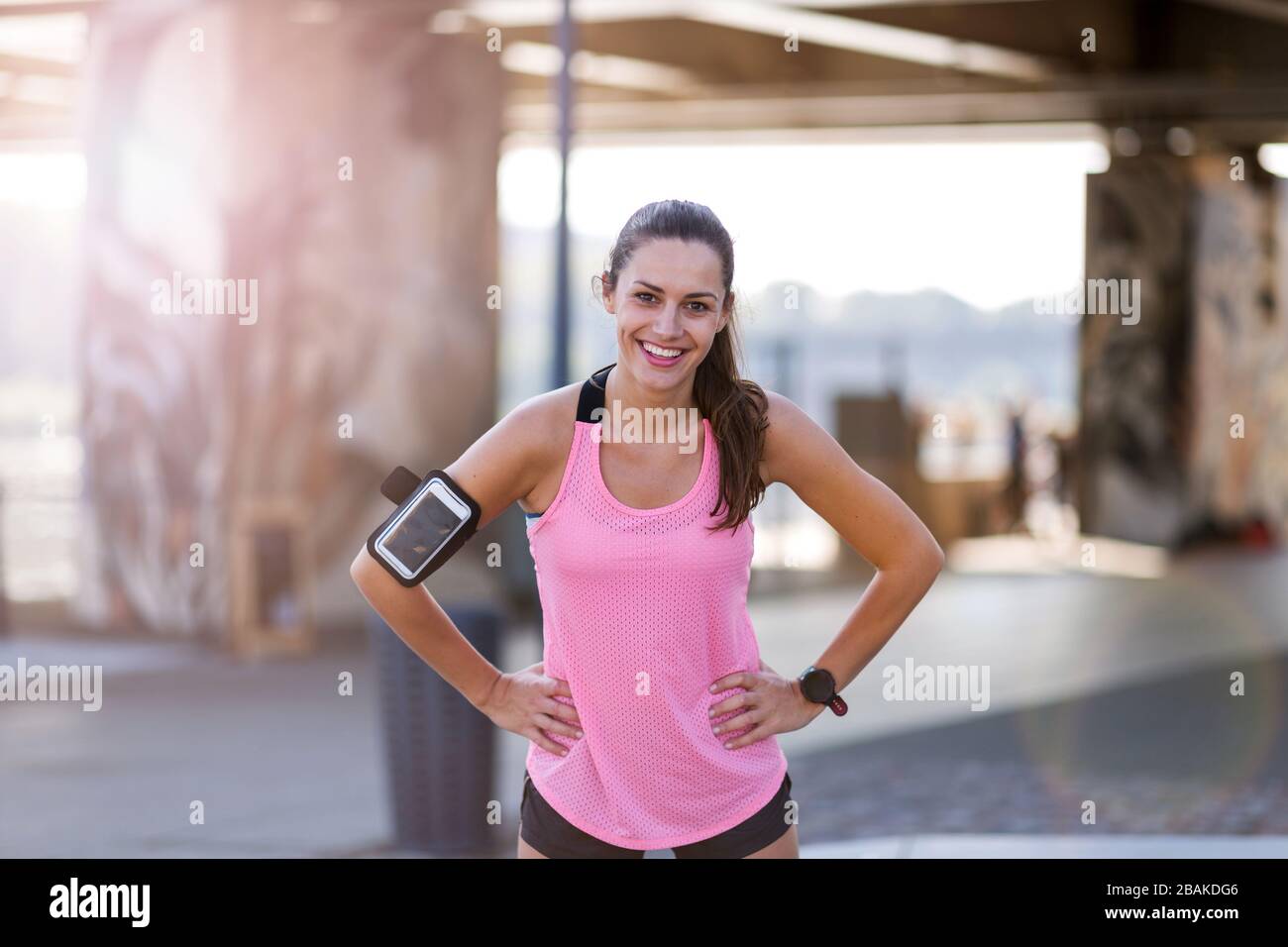 Giovane donna che fa esercizio di fitness nell'area urbana Foto Stock