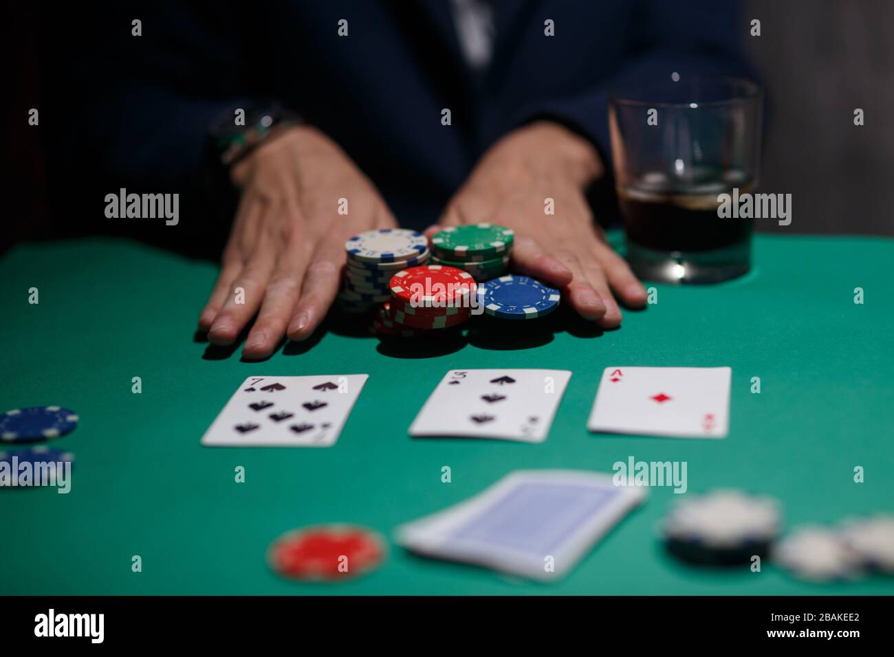 il giocatore di poker scommette tutte le fiches. Grande poker rischi. Tavolo da poker e primo piano Foto Stock