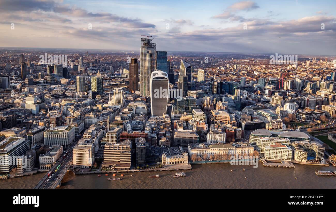 Skyline di Londra, edifici di uffici fotografia aerea che mostra uffici, edifici e banche che si affacciano sul tamigi Inghilterra. Distretto finanziario Foto Stock