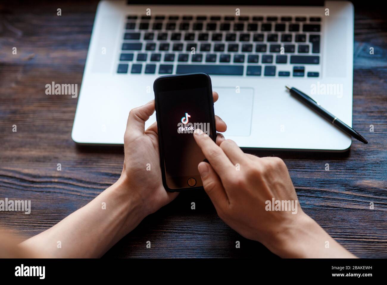 TikTok con musical.ly applicazioni video per social media su smartphone Primo piano della pagina di installazione di Google Play Store per scaricare Tik Tok Foto Stock