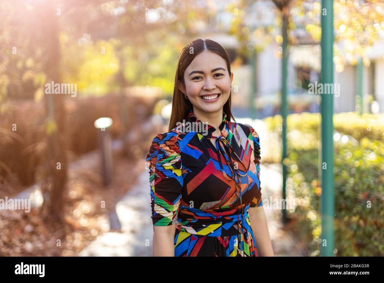 Attraente e felice giovane donna all'aperto Foto Stock