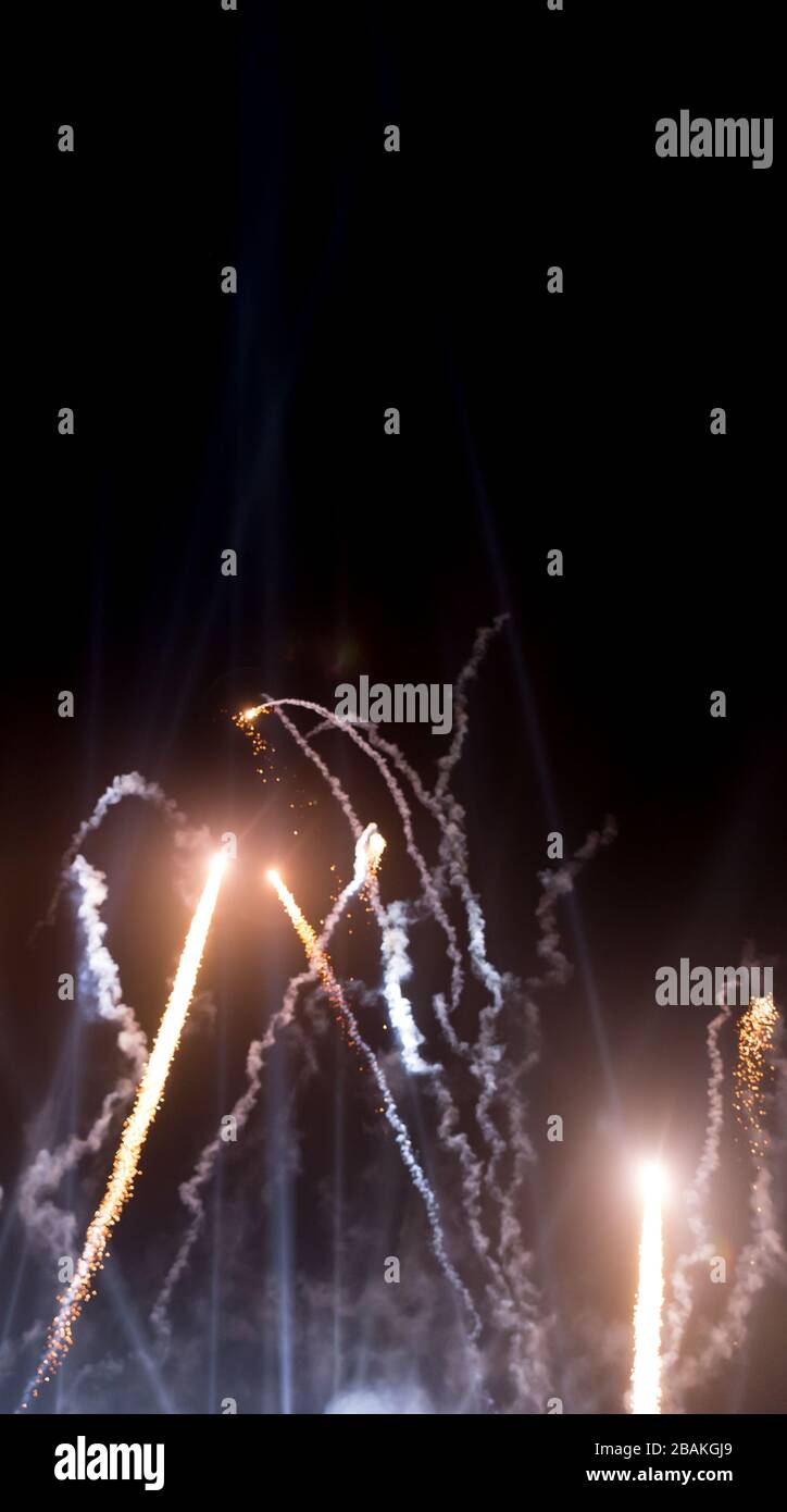 Fuochi d'artificio colorati sullo sfondo del cielo nero. Celebrazione. Foto Stock