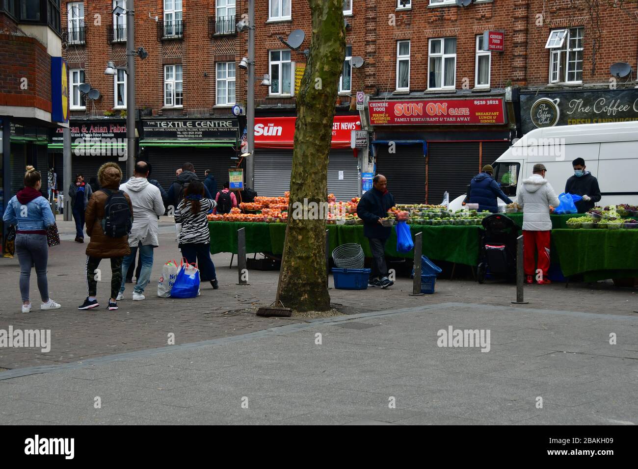 Londra, Regno Unito. 28 marzo 2020. Durante il coronavirus nel Regno Unito, la maggior parte delle persone europee coda fuori Lidl Supermarket per lo shopping per cibo, il 28 marzo 2020, al Walthamstow Market, Londra. Credito: Picture Capital/Alamy Live News credito: Picture Capital/Alamy Live News Foto Stock