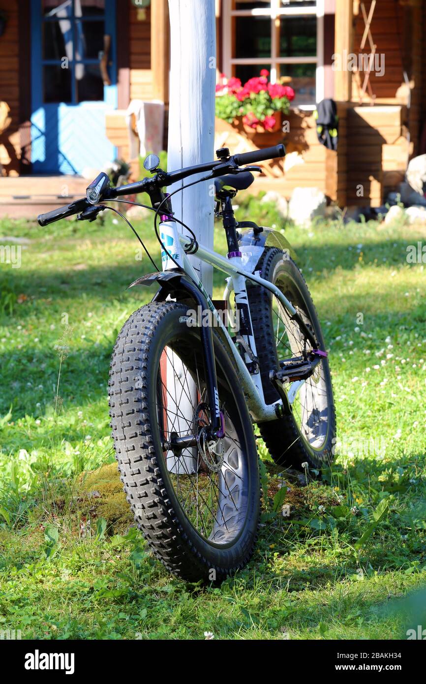 Fat bike fotografato in un cottage estivo situato nel luglio 2019, Lammi Finlandia. Il ciclismo grasso è un divertimento ma calorie brucianti attività. Foto a colori. Foto Stock