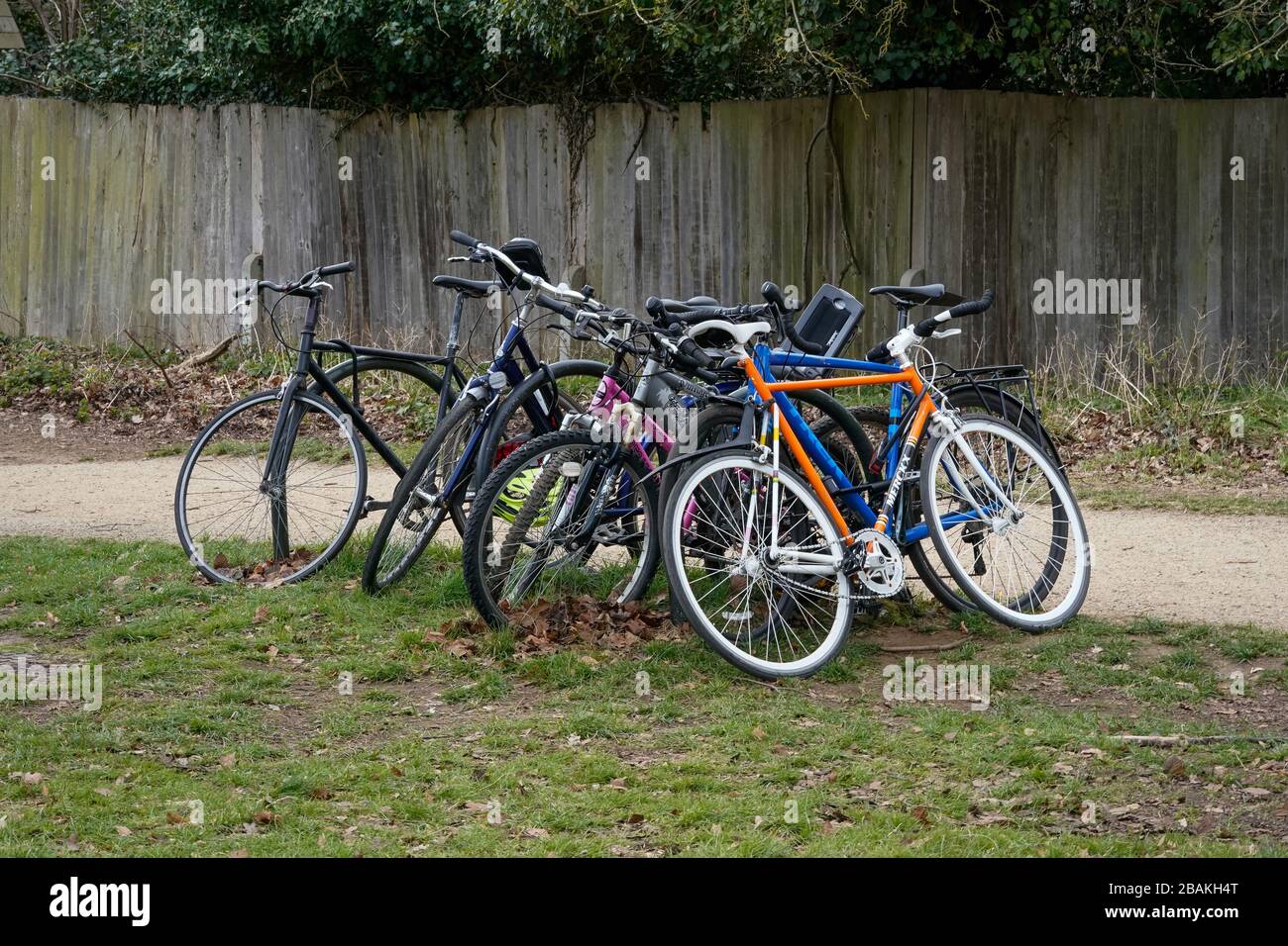 Le biciclette sono chiuse al cancello del Richmond Park, mentre i ciclisti sono vietati dal Richmond Park a causa dell'elevato volume di distanziamenti sociali. Il Regno Unito continua a bloccarsi per contribuire a frenare la diffusione del coronavirus. Foto Stock
