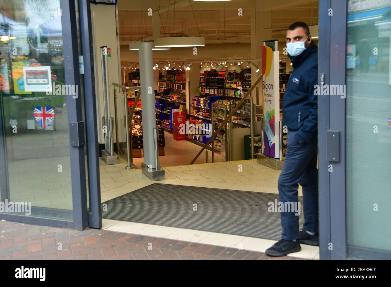 Londra, Regno Unito. 28 marzo 2020. Durante il coronavirus nel Regno Unito, chiudere un uomo di sicurezza indossando maschera fuori Lidl Supermarket per lo shopping per cibo, il 28 marzo 2020, al Walthamstow Market, Londra. Credito: Picture Capital/Alamy Live News Foto Stock