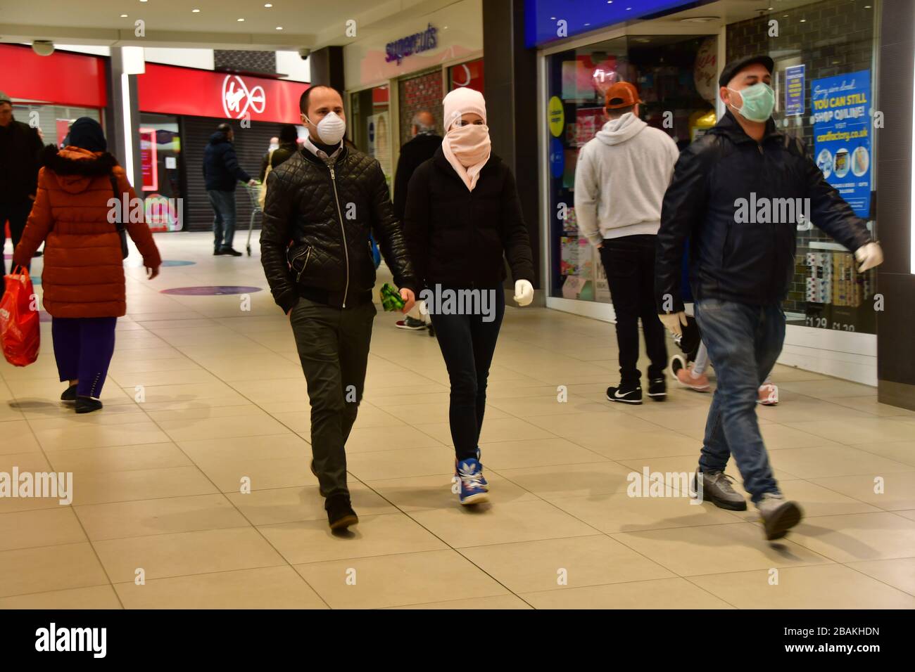 Londra, Regno Unito. 28 marzo 2020. Durante il coronavirus nel Regno Unito ha visto la gente che indossa, al centro commerciale di Walthamstow, il 28 marzo 2020 Londra. Credito: Picture Capital/Alamy Live News Foto Stock