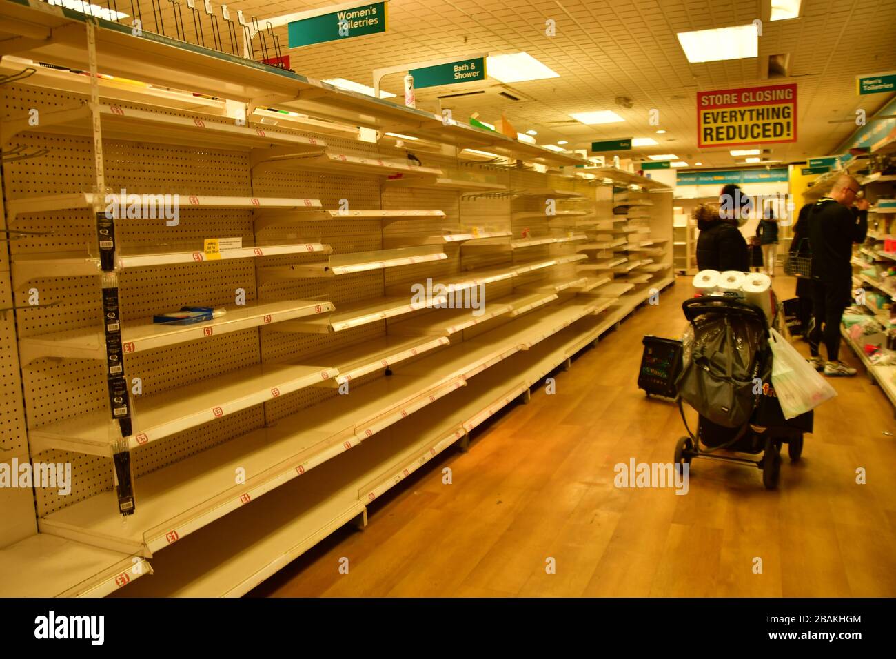 Londra, Regno Unito. 28 marzo 2020. Durante il coronavirus nel Regno Unito ha visto la gente che acquista nello scaffale di Poundland vuoto, al centro commerciale di Walthamstow, il 28 marzo 2020 Londra. Credito: Picture Capital/Alamy Live News Foto Stock