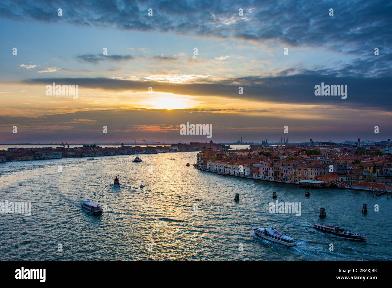 Vela serale da Venezia, Italia come il sole sta tramontando Foto Stock