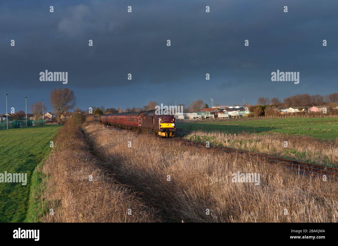 West Coast Railways classe 37 locomotiva 37516 sulla linea singola Heysham ramo con una linea di ramo società treno charter Foto Stock