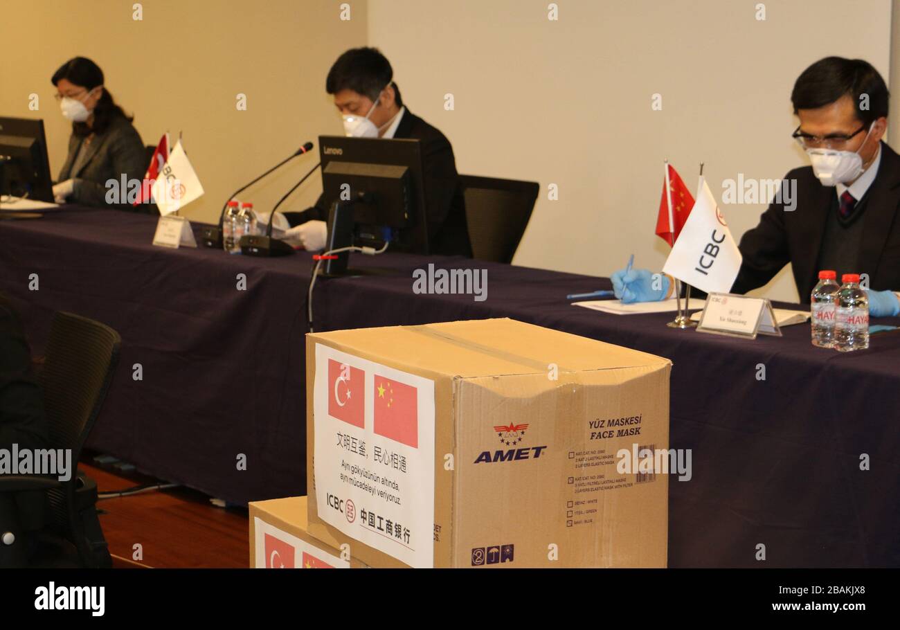 Istanbul. 28 Marzo 2020. La filiale turca della Banca industriale e commerciale della Cina (ICBC) annuncia che donerà forniture mediche e denaro per sostenere la Turchia nella lotta contro COVID-19 il 27 marzo 2020. PER ANDARE CON 'banca cinese per donare contanti, forniture mediche a sostegno degli sforzi anti-coronavirus della Turchia 'Credit: Xinhua/Alamy Live News Foto Stock