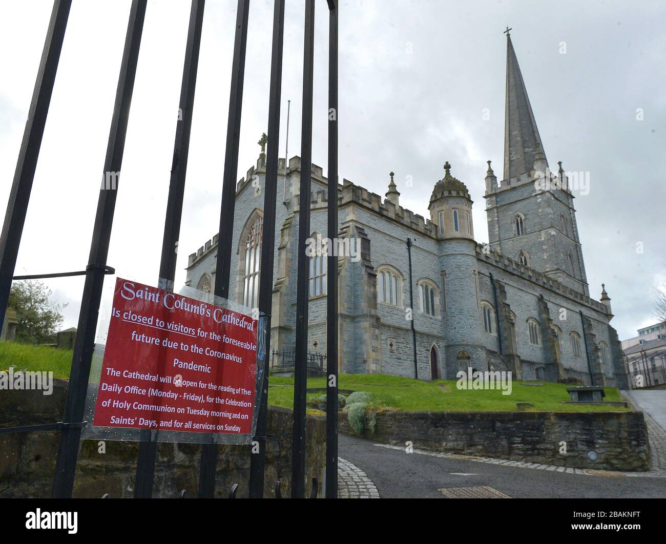 La cattedrale di San Colombano chiuse i visitatori a causa delle restrizioni imposte da Coronavirus a Derry, Irlanda del Nord. ©George Sweeney / Alamy Stock Photo Foto Stock