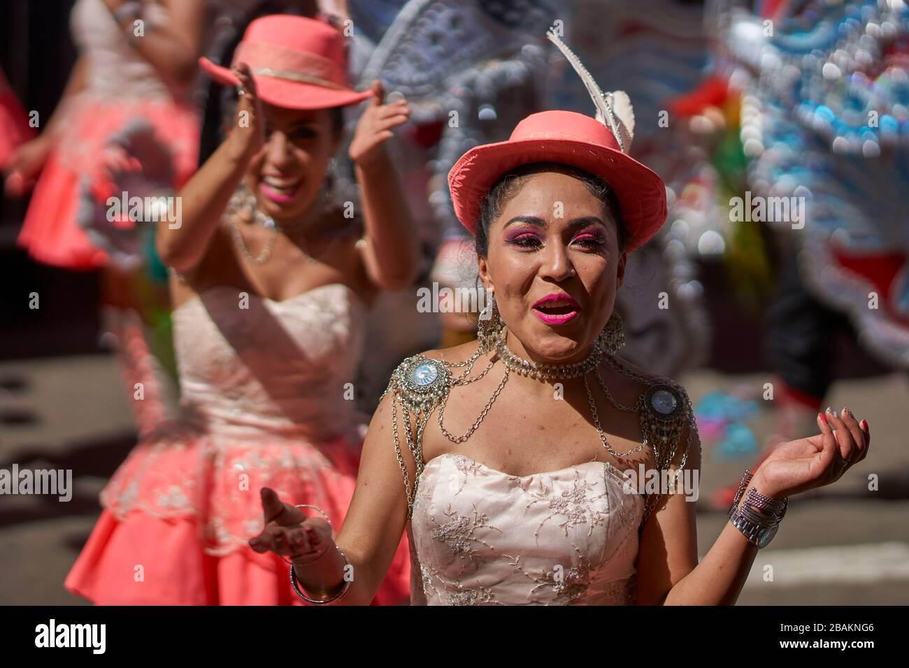 Morenada il gruppo di musica da ballo in abiti colorati sfilano attraverso la città mineraria di Oruro sull'altipiano della Bolivia durante l annuale Oruro Carnevale. Foto Stock