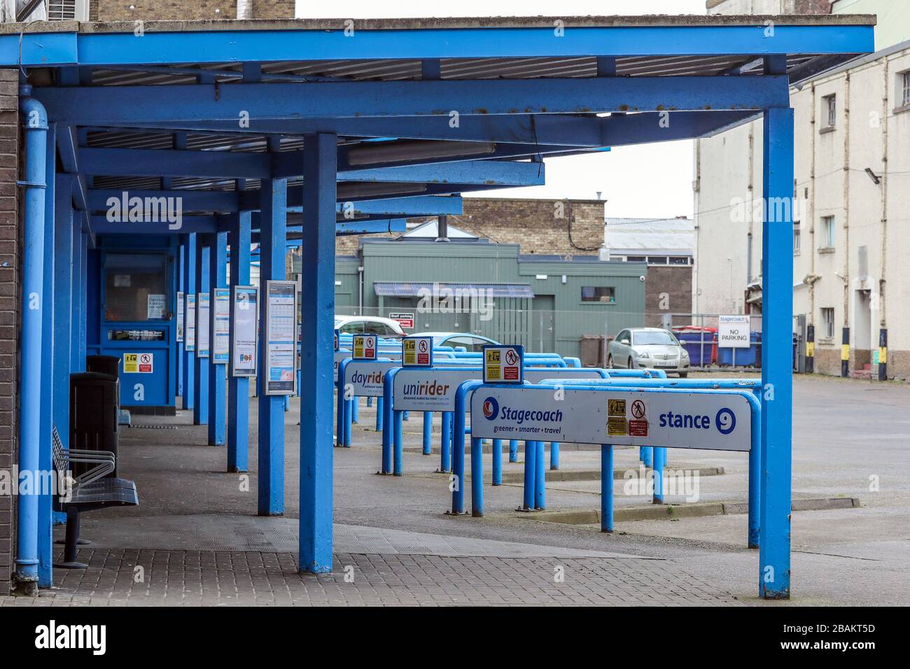 Ayr, Regno Unito. 28 Marzo 2020. In conformità con le istruzioni del governo, la maggior parte della gente rimane lontano dai centri commerciali e dalle strade normalmente popolari e trafficate di Ayr lasciando un centro cittadino quasi vuoto tranne alcuni rivenditori e farmacie del cibo. Immagine di una stazione degli autobus vuota nel centro di Ayr dopo la revisione degli orari degli autobus e la mancanza di passeggeri. Credit: Findlay/Alamy Live News Foto Stock