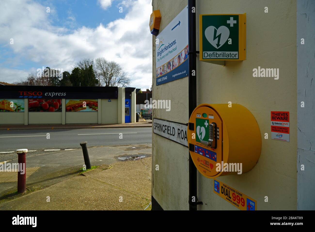 Defibrillatore Community Heartbeat Trust all'angolo tra Springfield Road e London Road, Southborough, Kent, Inghilterra Foto Stock